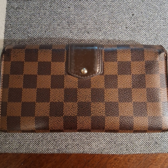 Louis Vuitton Damier Ebene Wallet with Gold Clasp - Picture 3 of 16